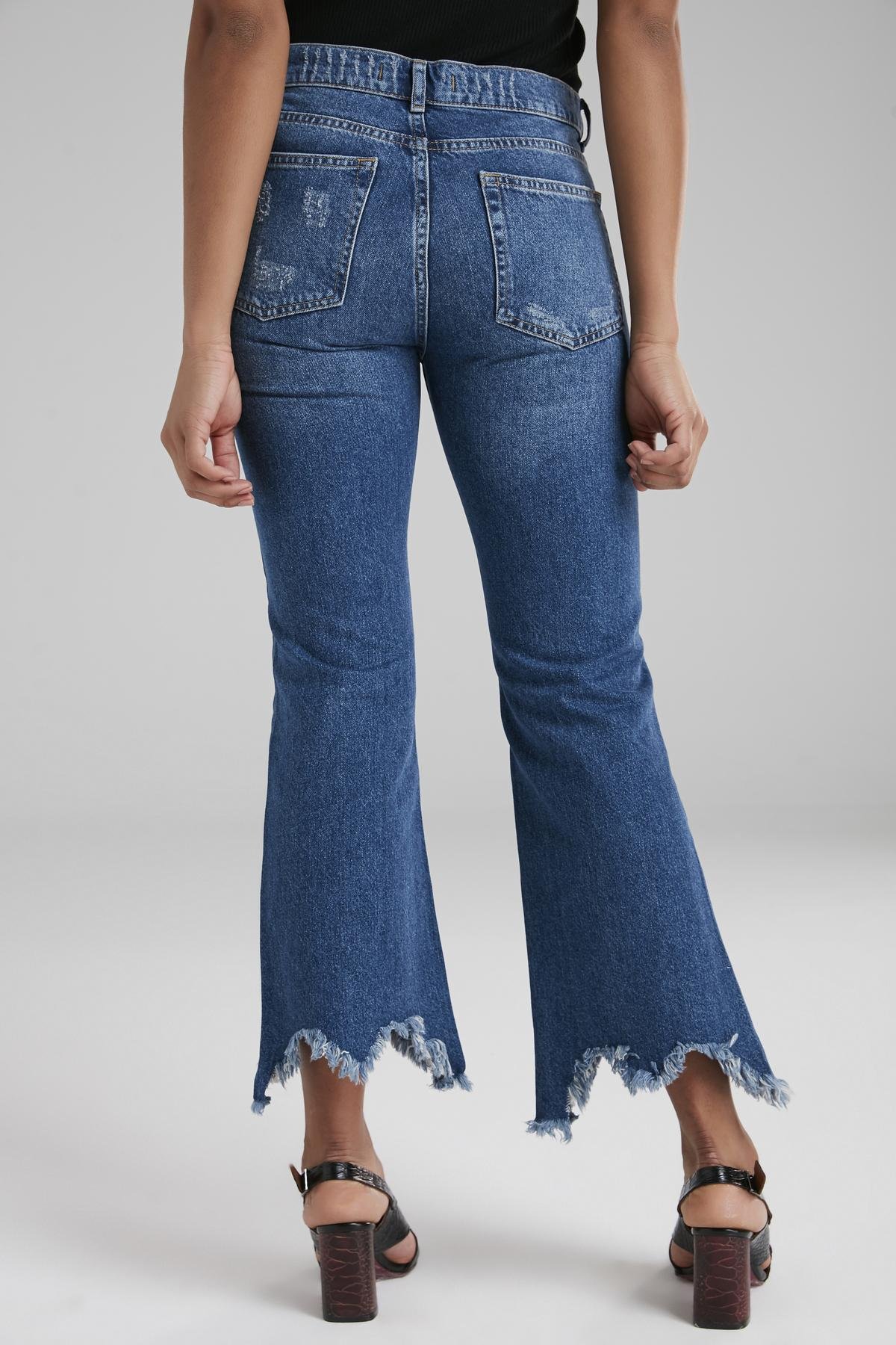 Moda Tutkusu Paça Detaylı Jean