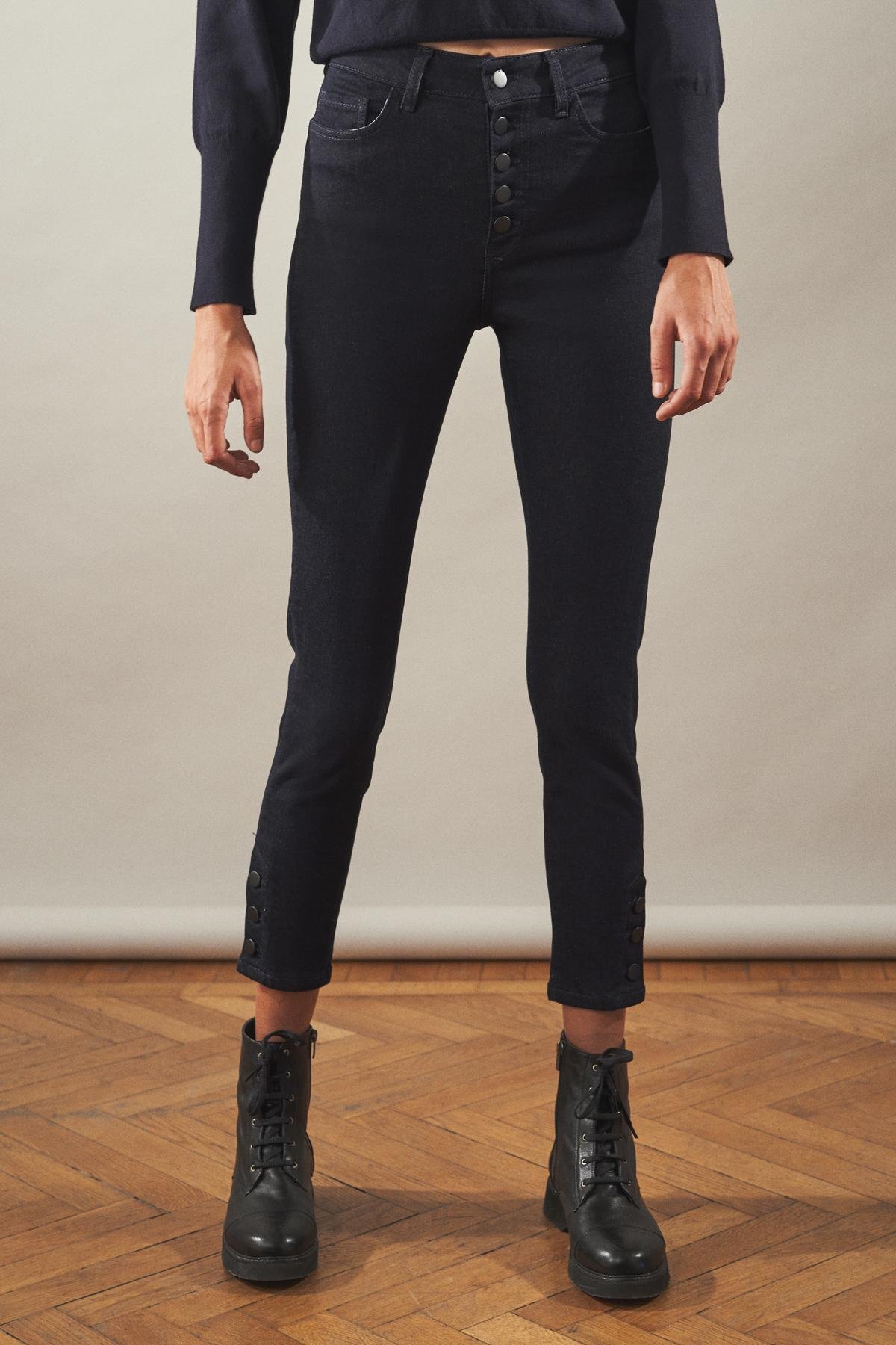 Moda Tutkusu Düğme Detaylı Jean Pantolon