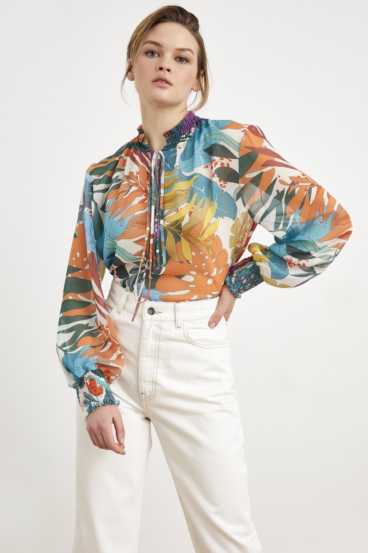 Moda Tutkusu Yakası Detaylı Desenli Şifon Bluz