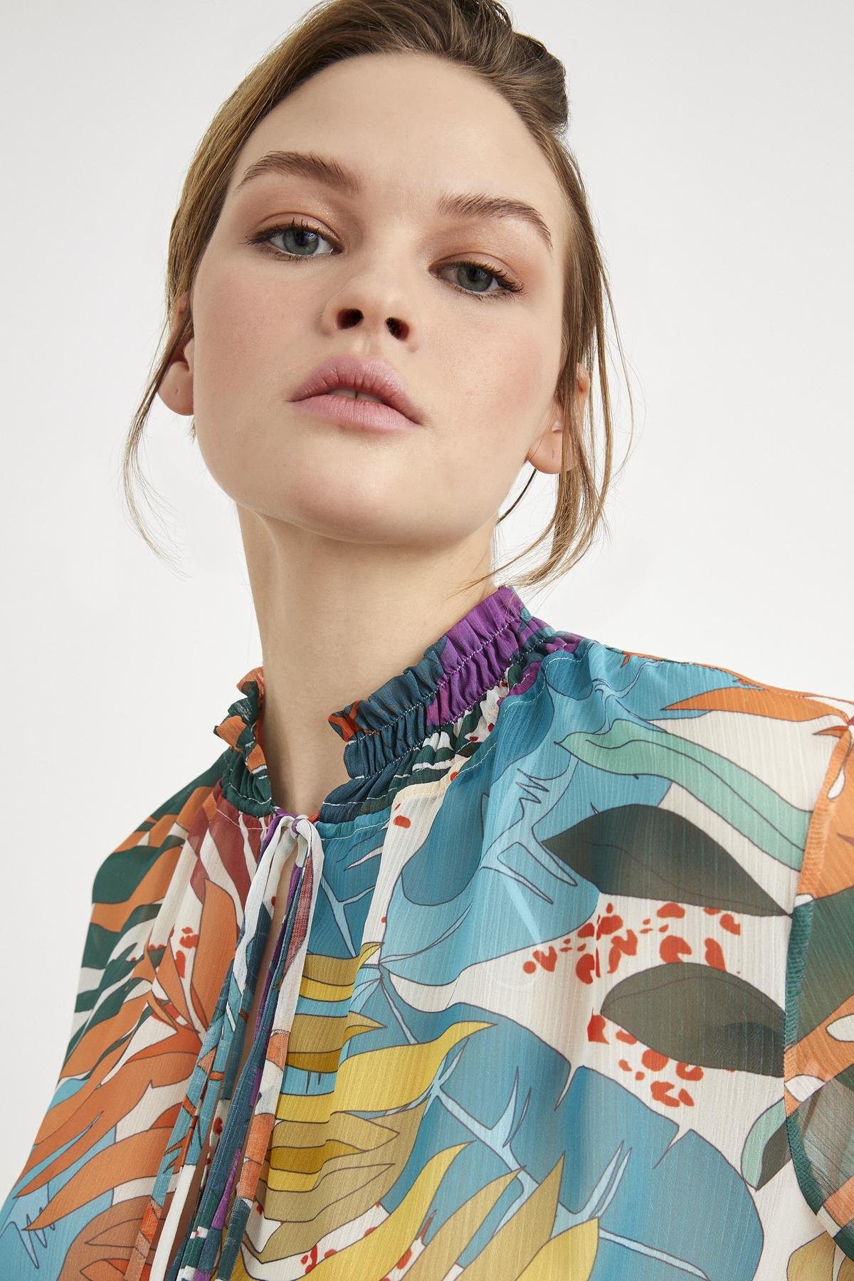 Moda Tutkusu Yakası Detaylı Desenli Şifon Bluz