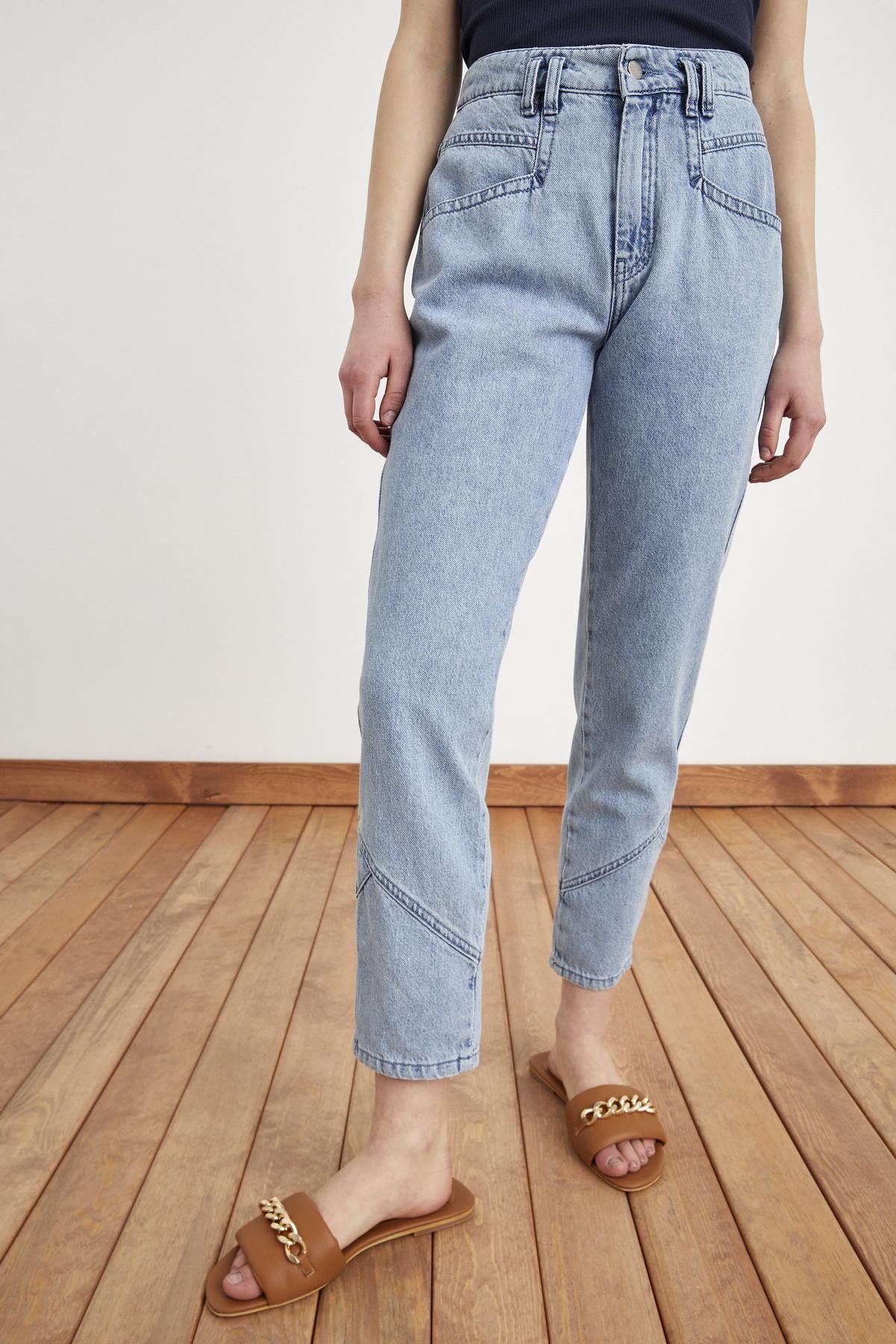 Moda Tutkusu Paça Detaylı Jean Pantolon
