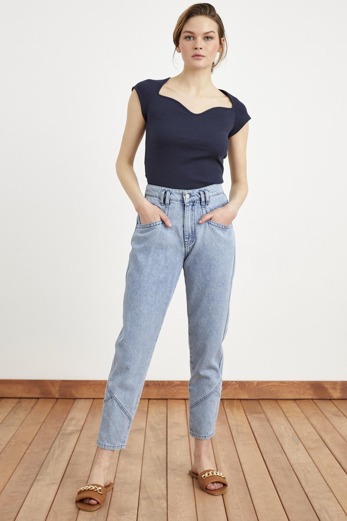 Moda Tutkusu Paça Detaylı Jean Pantolon