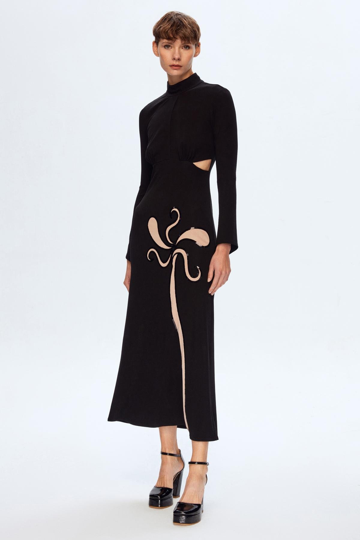 Moda Tutkusu Uzun Kollu Aplike Detaylı Elbise